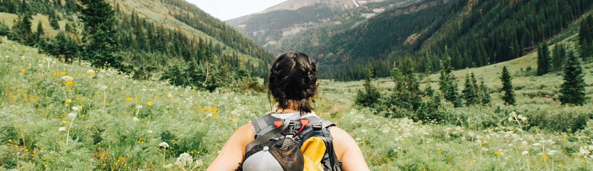 Wanderin auf dem Weg | © Unsplash / Holly Raven (Mandarich) 