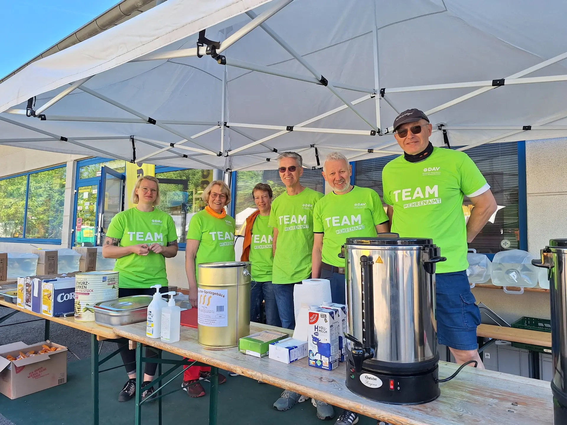 Helfer an einem Verpflegungsstand | © DAV Münster