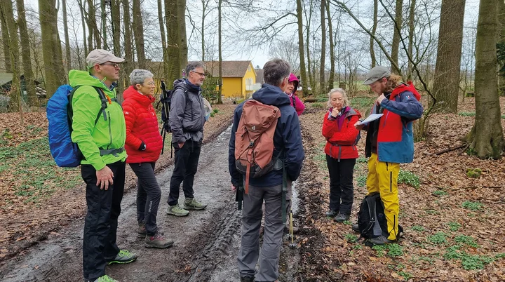 Es werden archäologische Inhalte zu den Baumbergen bei einer Wanderung vorgetragen | © DAV Münster