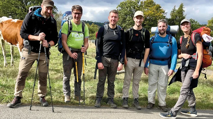 Insgesamt sechs Wanderer der Wandergruppe "die goldenen 20" sind zu sehen bei einer Fotopause | © DAV Münster